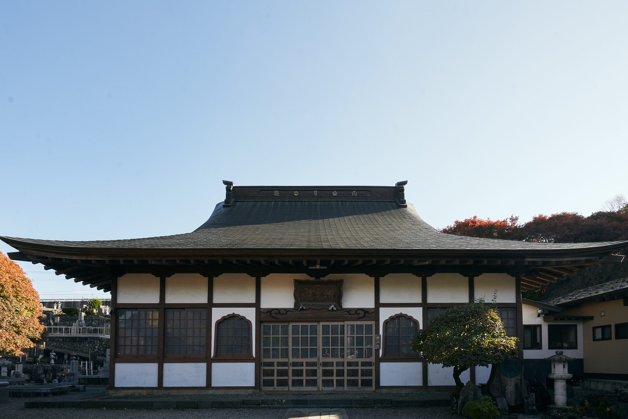 山梨県都留市にある曹洞宗の禅寺・耕雲院の本堂。坐禅や写経の体験ができる静かな修行の場。