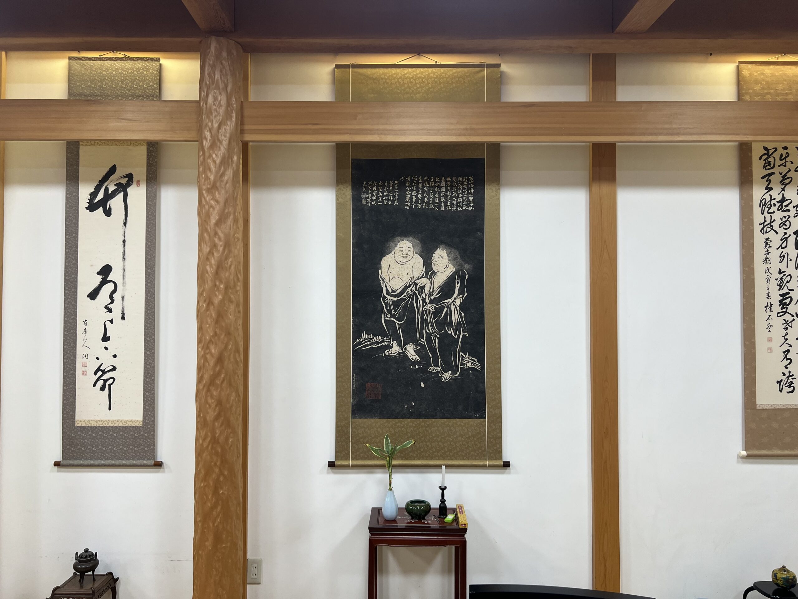 耕雲院の掛け軸と仏画が静かに並ぶ空間。意味を求めず、ただ在ることを示す禅の世界観。