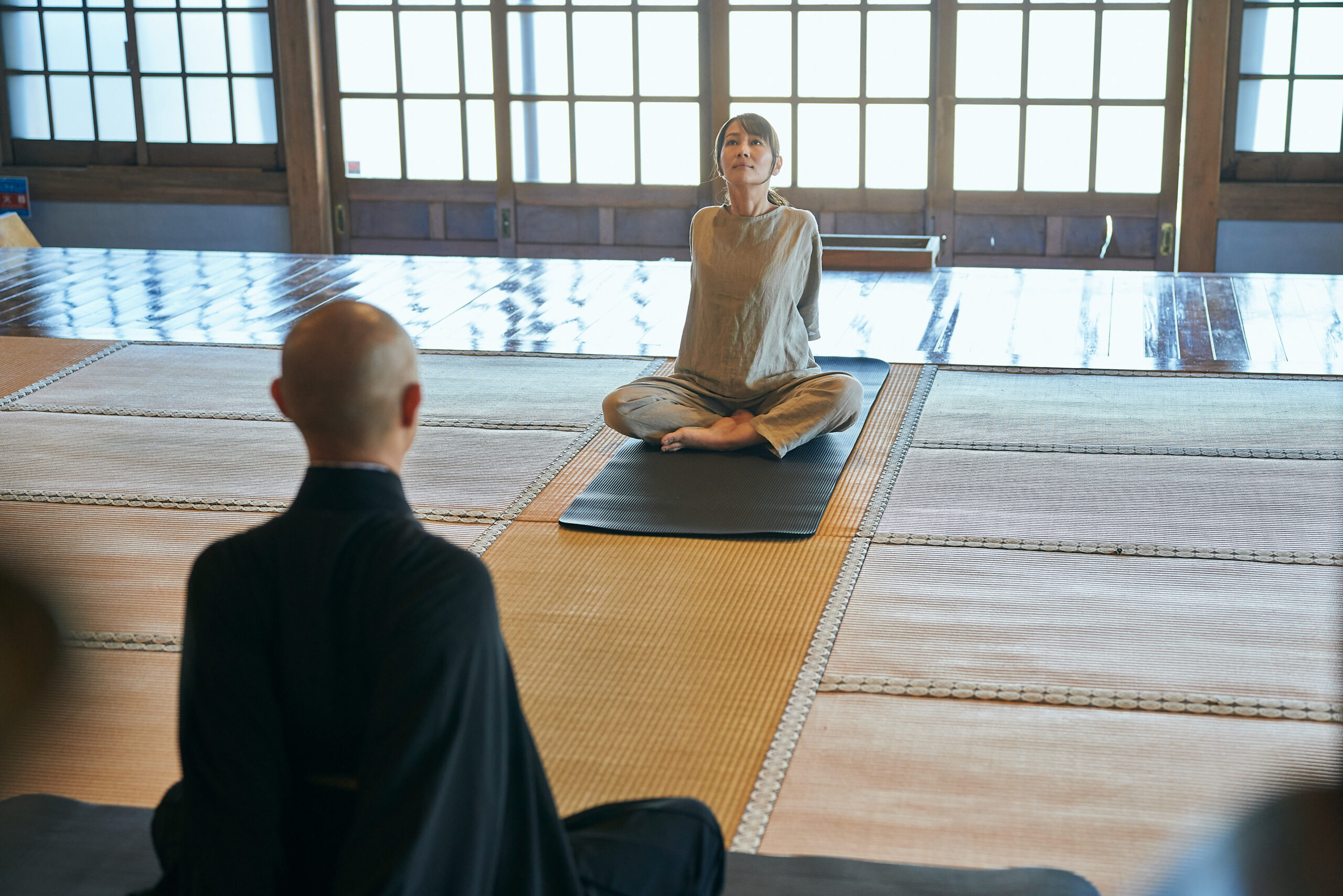 耕雲院の本堂で行われるヨガ体験の様子（畳の空間とヨガマット）