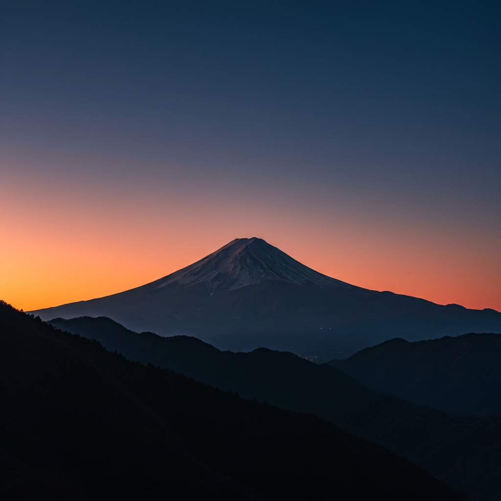 夕暮れの空に浮かぶ富士山のシルエットと静かな森の風景