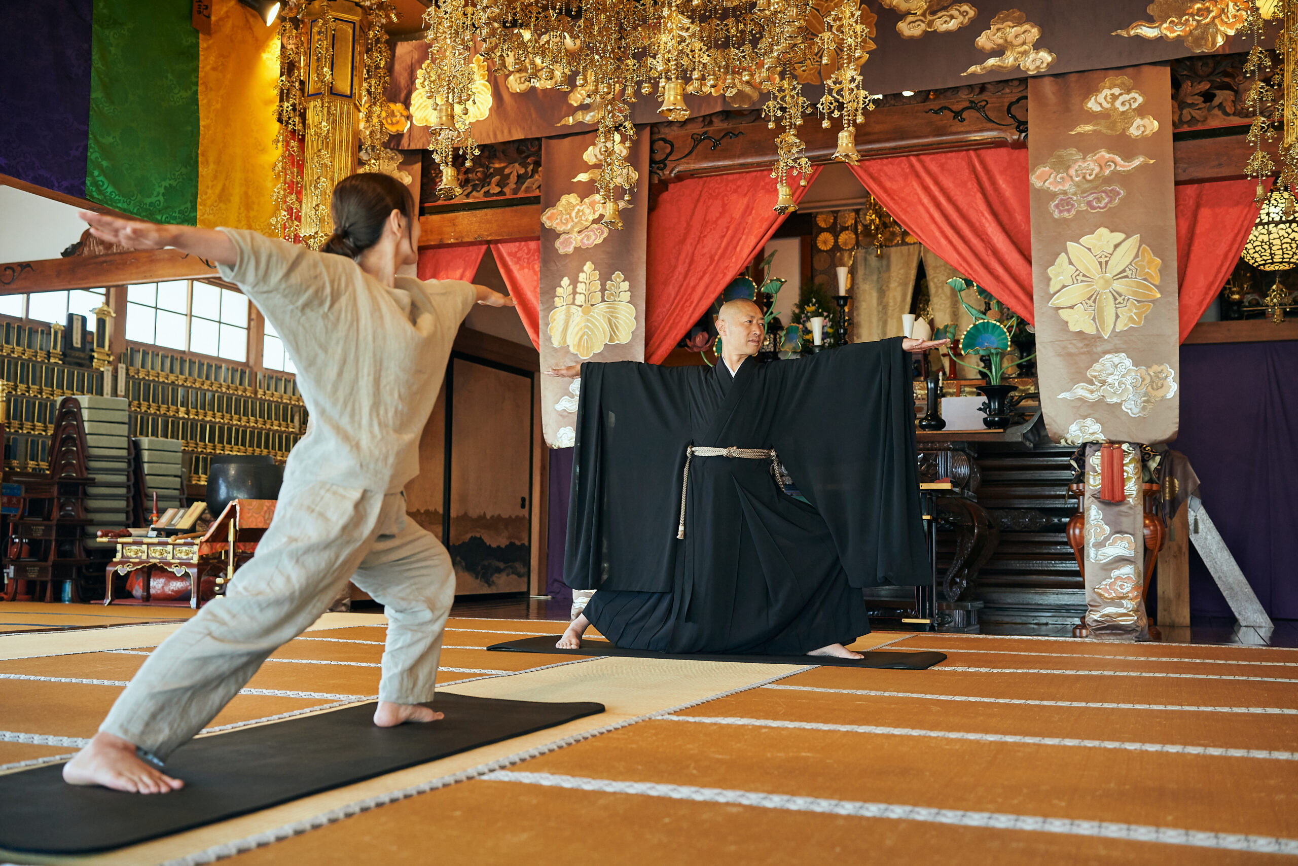 富士山麓の禅寺・耕雲院で、僧侶と参加者がヨガと禅の動きを共に行う様子。 動と静が交わる、美しい瞬間を切り取った写真