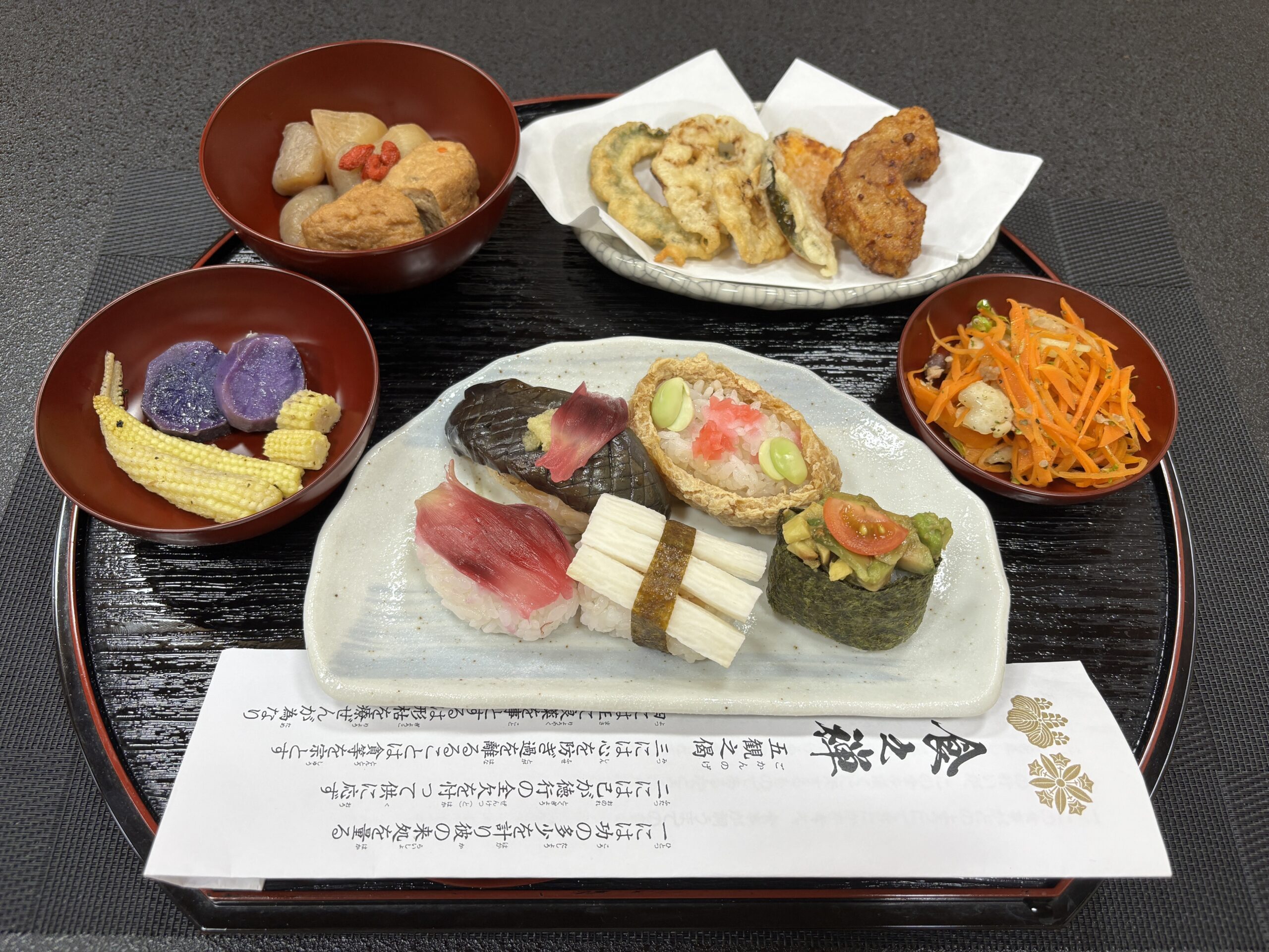 膳に並ぶ精進料理。旬の食材を使い、心をこめて調理された料理。