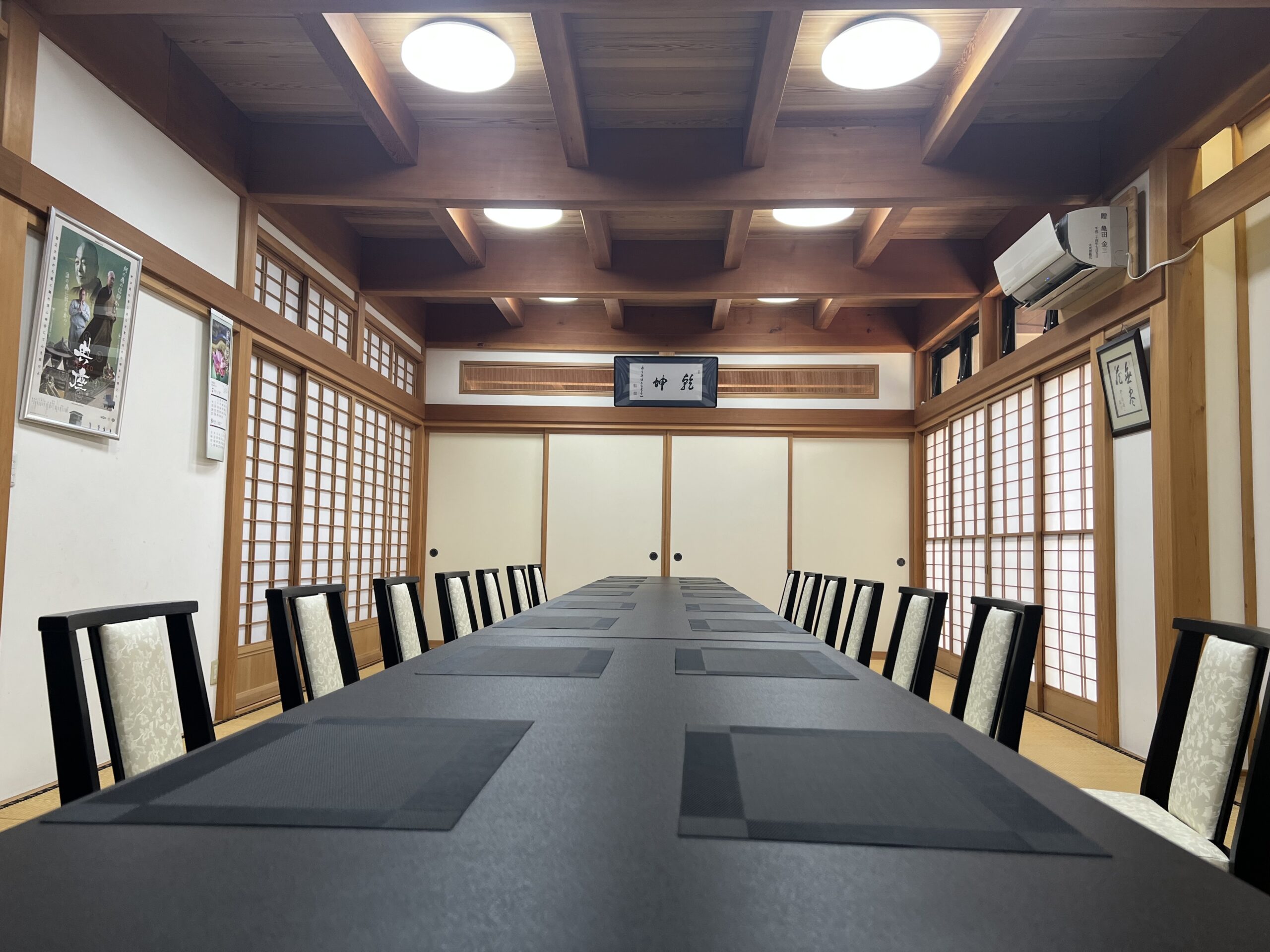 禅問答が生まれる前の静かな時間を大切にする耕雲院の本堂内（山梨県都留市） 