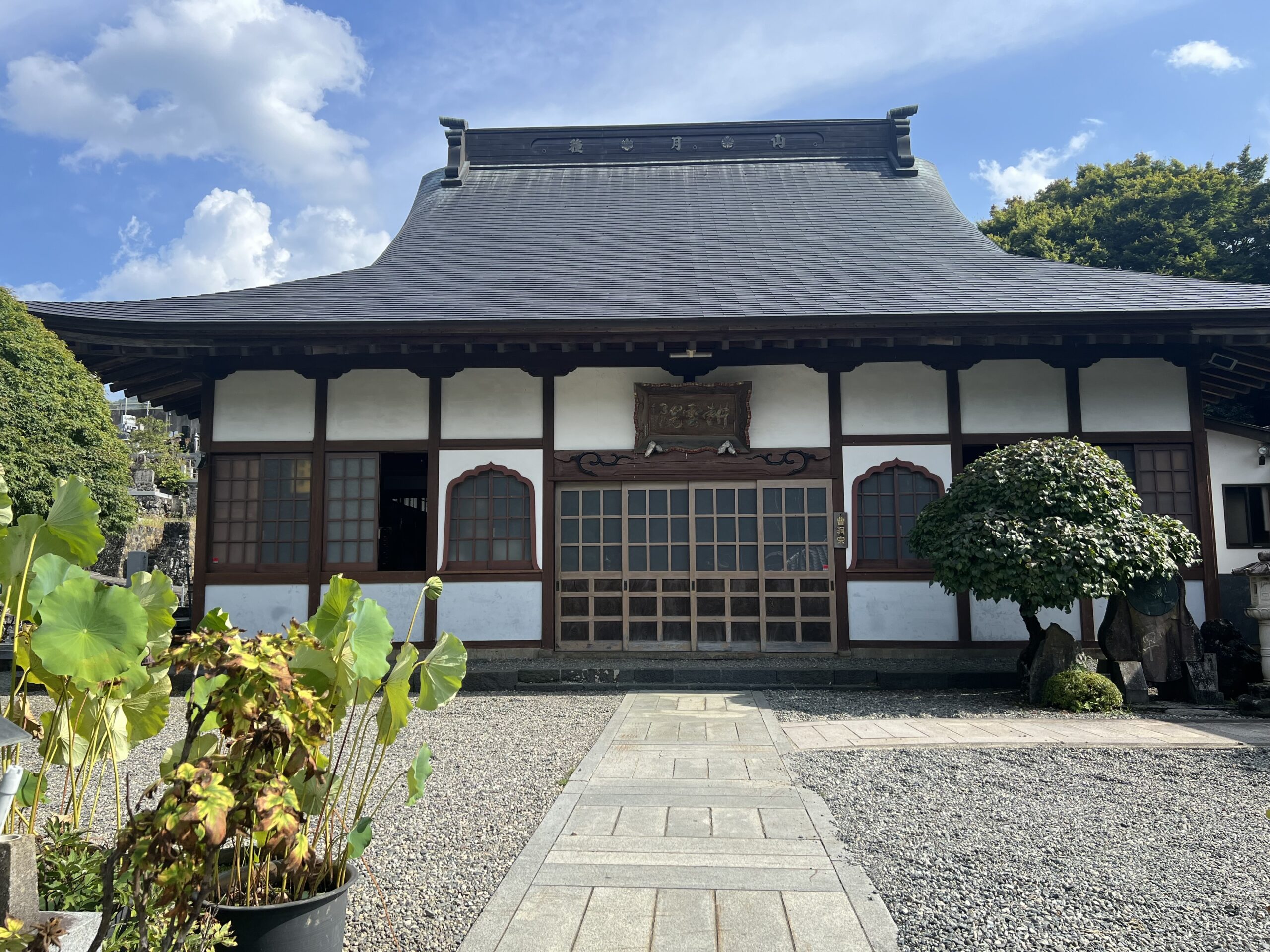 山梨県都留市の禅寺・耕雲院の外観と静かな境内の風景|富士山麓で旅の終わりに心を整える禅リトリートのイメージ
