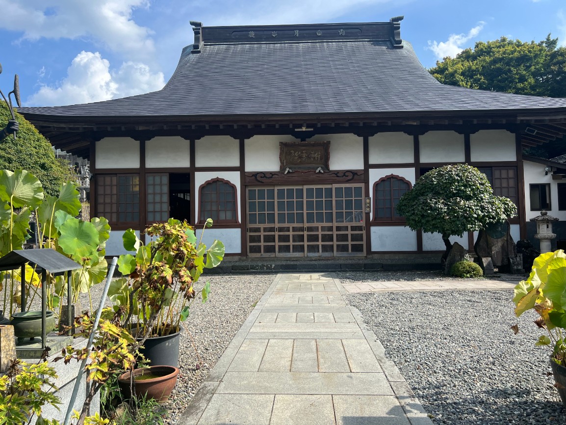 山梨県都留市の禅寺・耕雲院の本堂（富士山麓の静けさ）