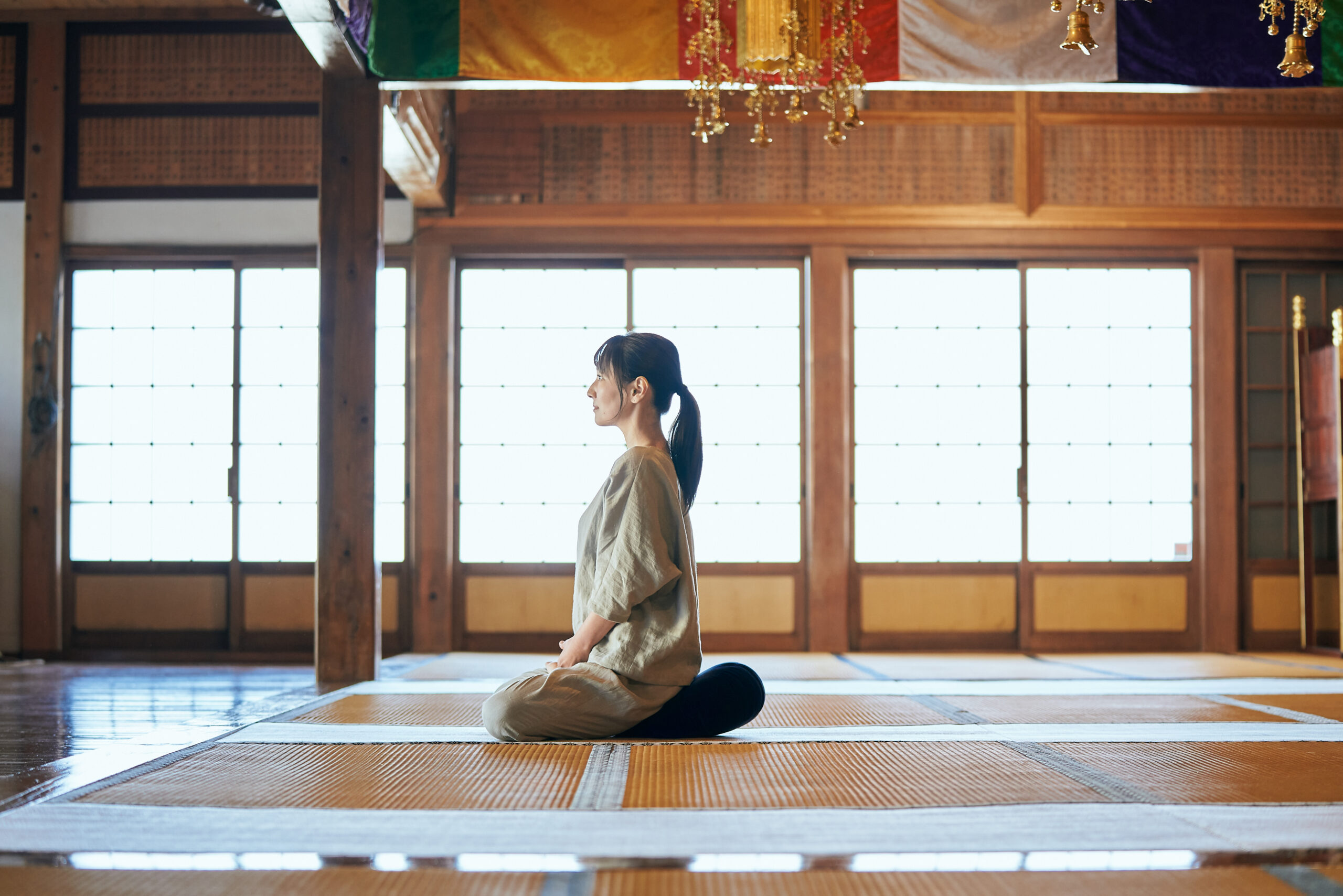 坐禅を体験する場を伝える、畳と座布団のある静かな空間