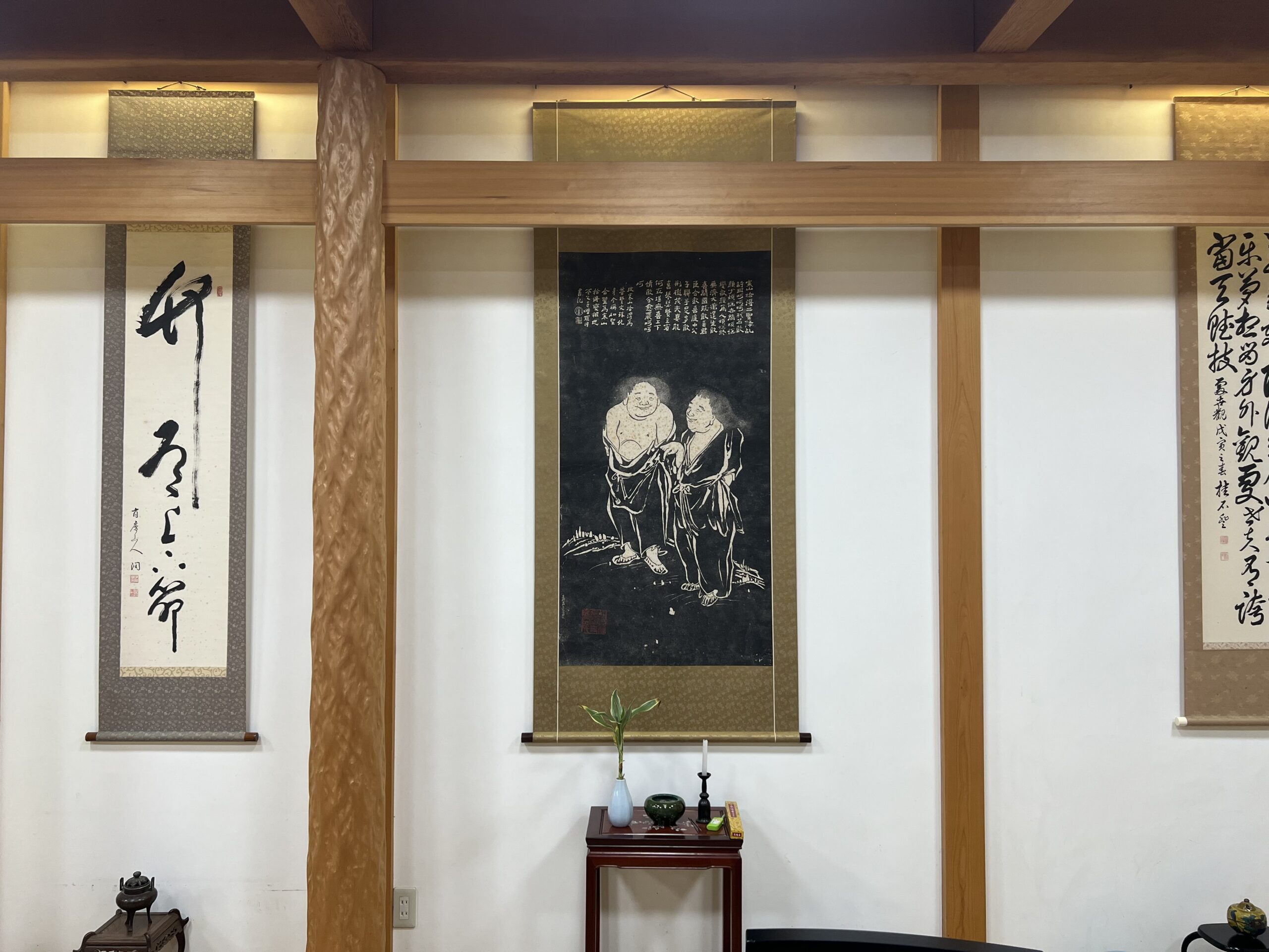 禅寺の床の間に掛けられた掛け軸と静けさ
